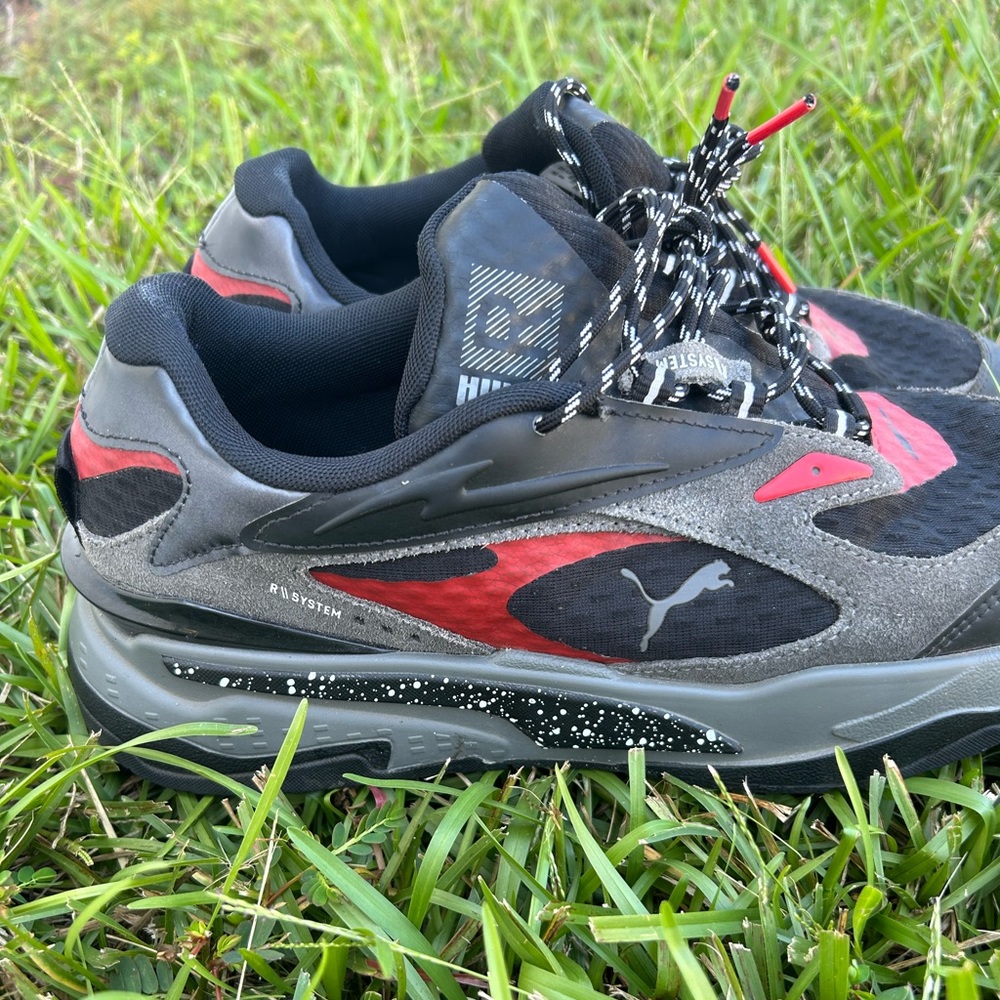 Red and black pumas - Picture 4 of 4
